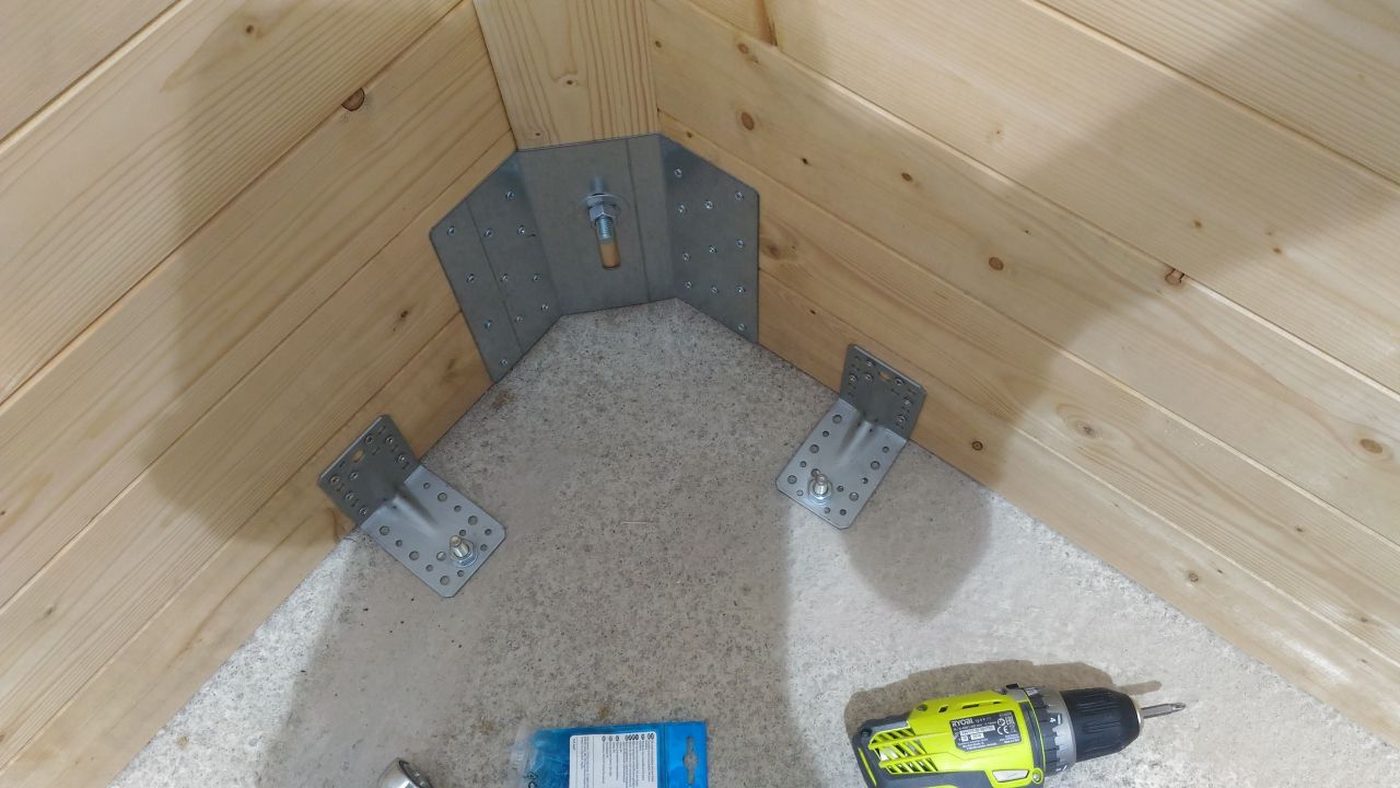 installare le staffe direttamente sulla stessa base in cemento